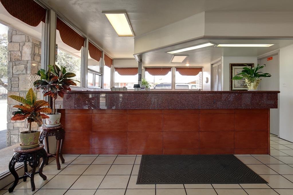 Americas Best Value Inn Uvalde Interior photo