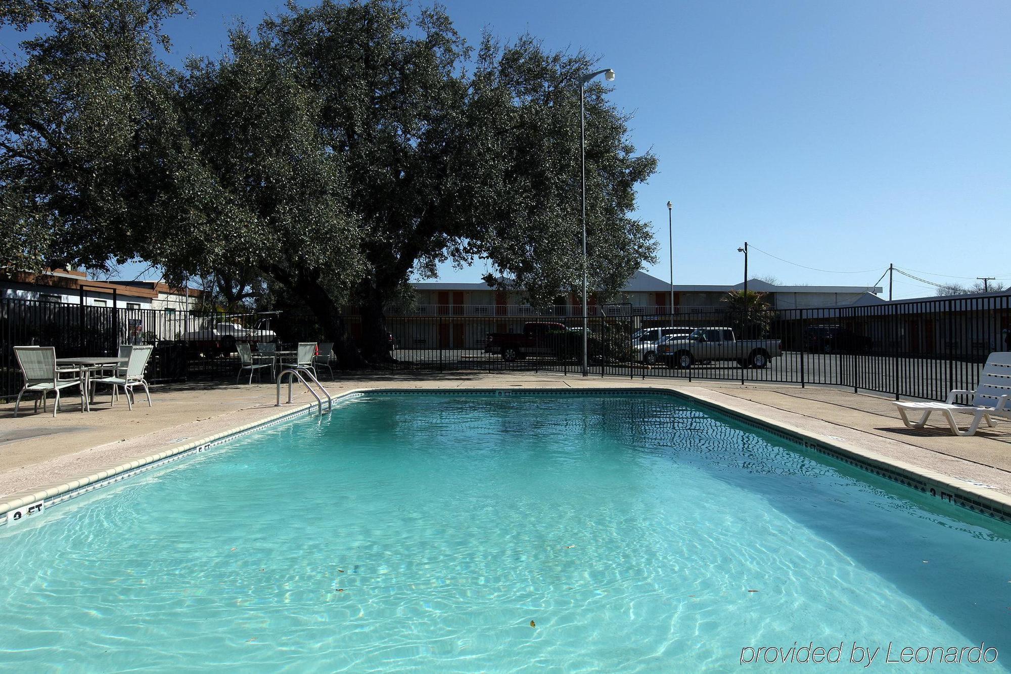 Americas Best Value Inn Uvalde Facilities photo