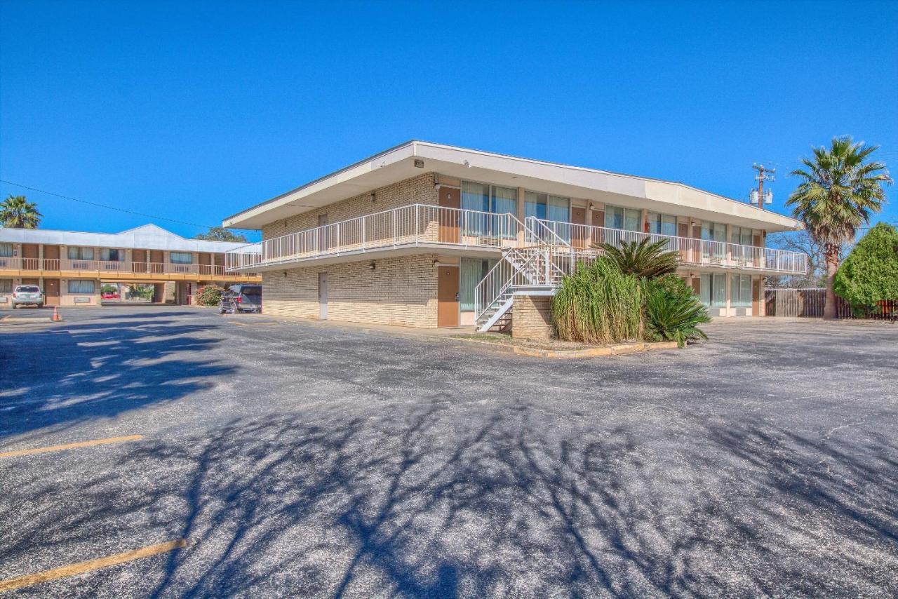 Americas Best Value Inn Uvalde Exterior photo